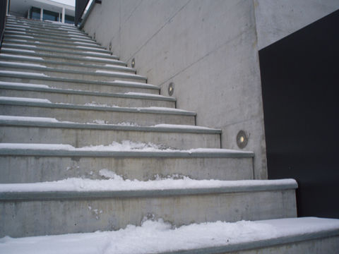 Treppe mit Schnee und Einbauleuchten