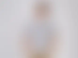 Bafaco Tekstil üretimi melanj gri, oversize kesim baskısız tişört giyen erkek model