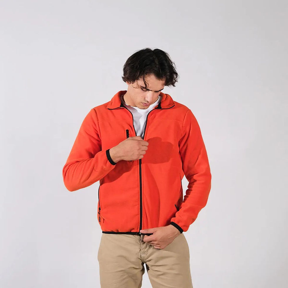 Küçük resim: Turuncu fermuarlı polar ceket detay çekimi – günlük ve iş kullanımına uygun