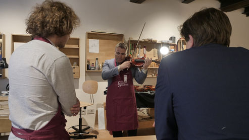 Foto di Maxim Vengerov che suona i violini dei liutai di Casa Stradivari