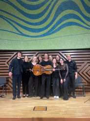 Foto di Jean-Guihen Queyras insieme alla sua classe di violoncello di Friburgo dopo il concerto in Sala Maffei
