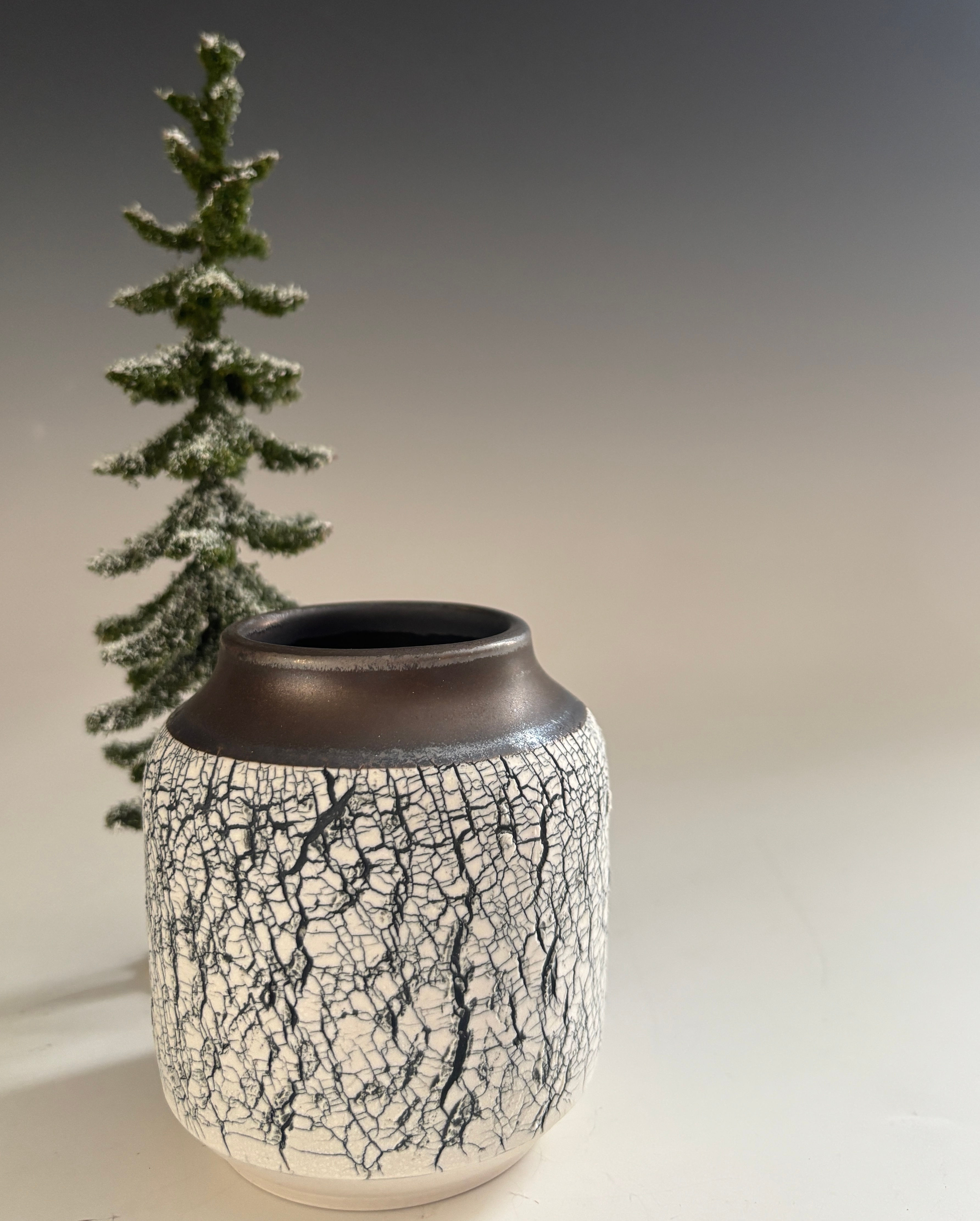 Small Rimmed vase --gold