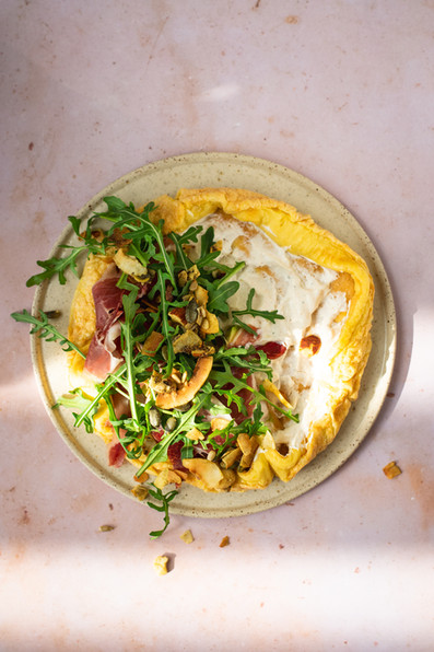 fluffy omleta připraven naslano s tvarohem, sušenou šunkou a rakovou