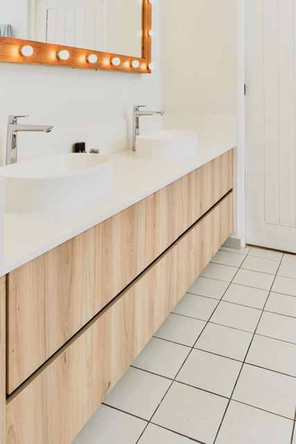 SIGMAquartz Mist countertops white with grey veins by ProQuartz