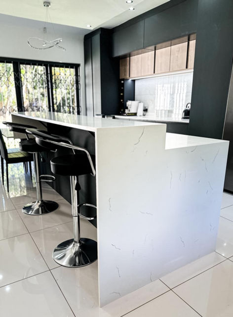 SIGMAquartz Mist countertops white with grey veins by ProQuartz
