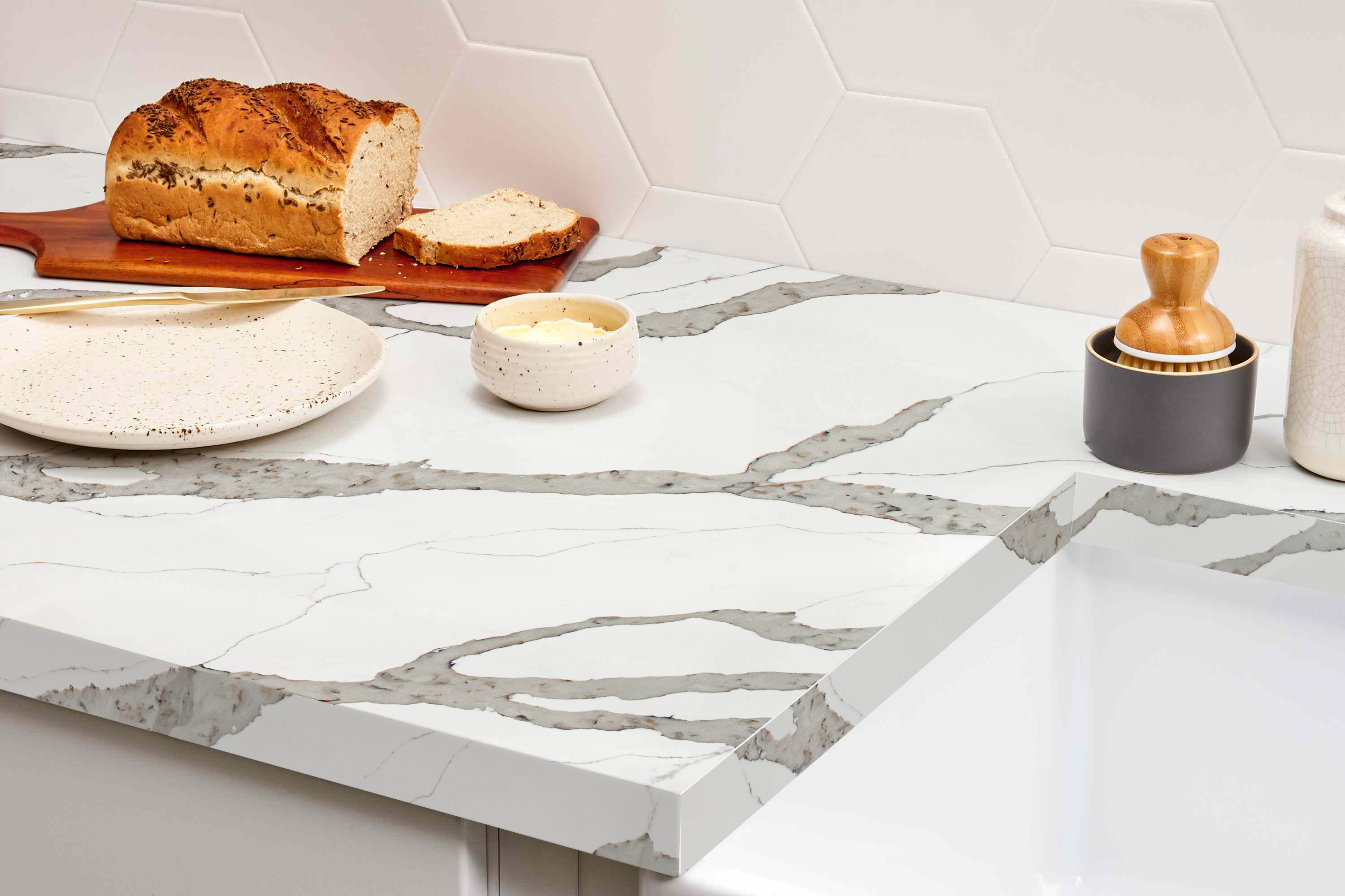 calacatta-mystique-quartz-countertop-kitchen-surface 