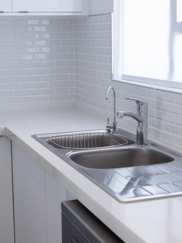 SIGMAquartz Vanilla off white countertops plain white kitchen splashback and counter