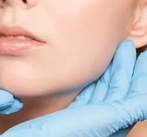 Bella donna con pelle chiara e anti-invecchiamento