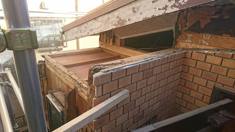 屋根と壁解体後の被害状況1