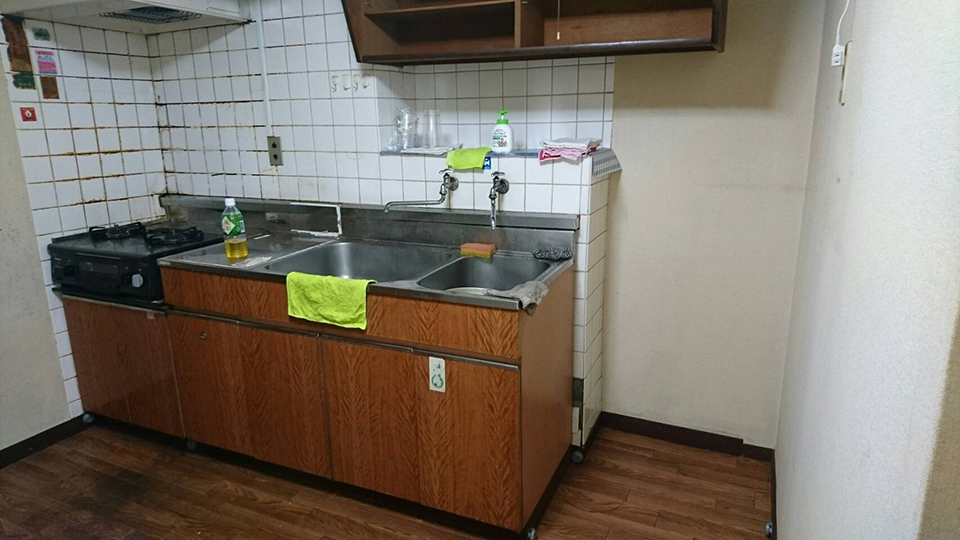 吊戸棚が邪魔して大型冷蔵庫の設置ができませんでした