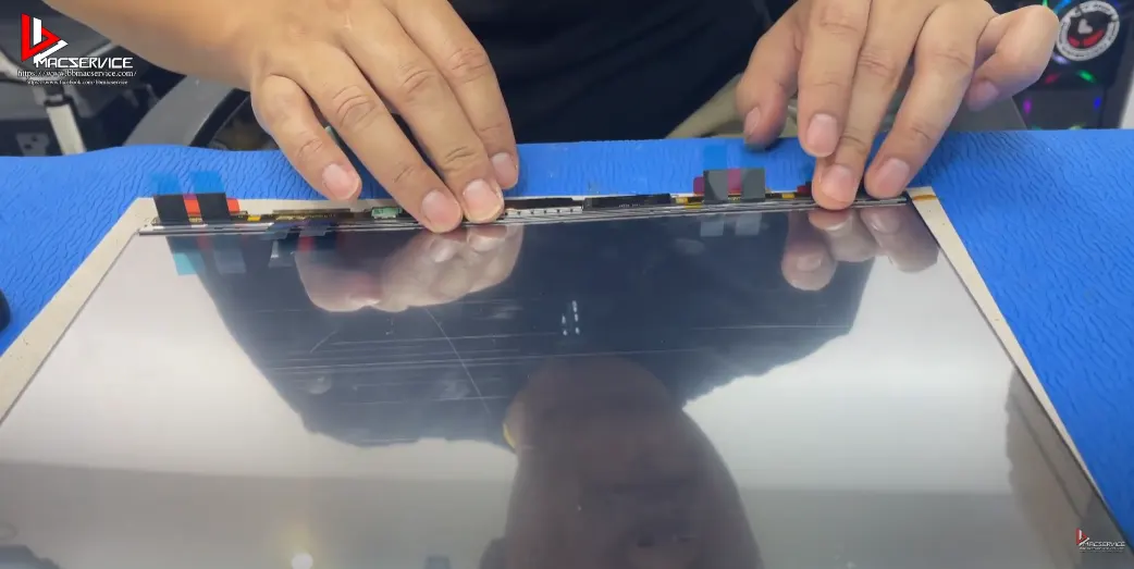 Macbook Pro 14 นิ้ว A2442 จอมืด จอลาย