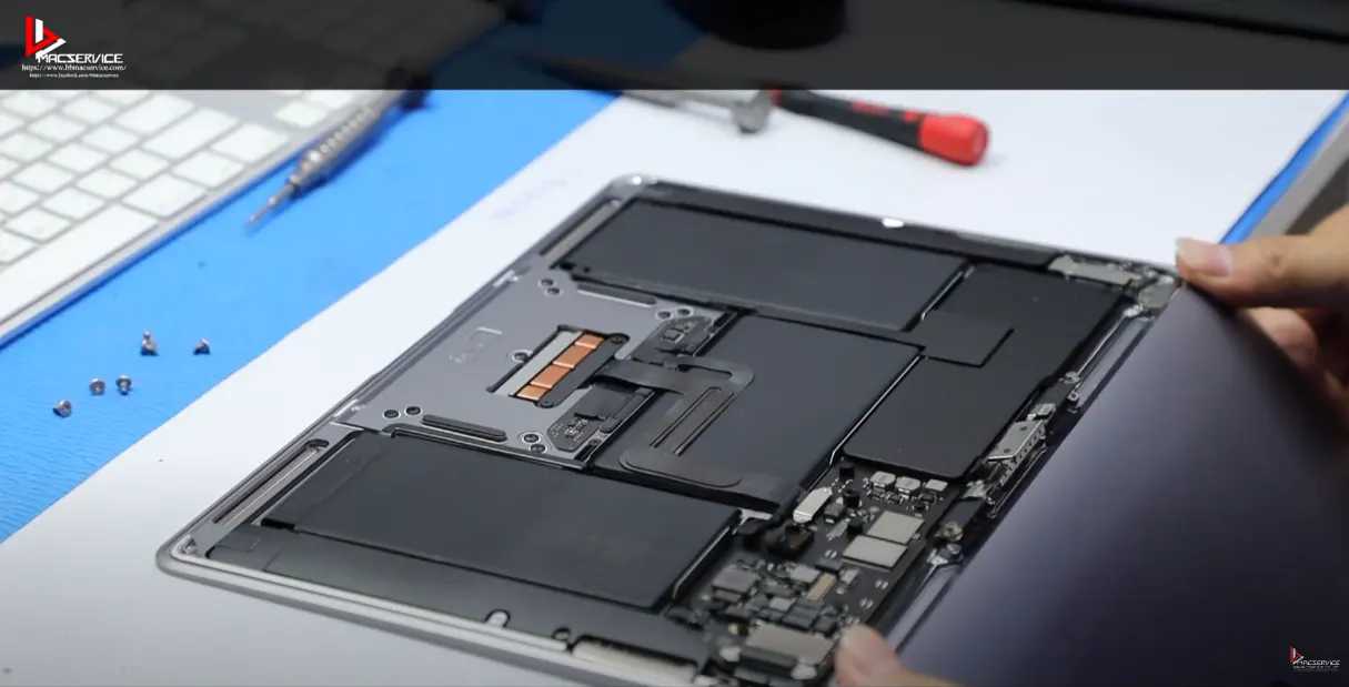 Macbook Air A2337 จอเพี้ยน