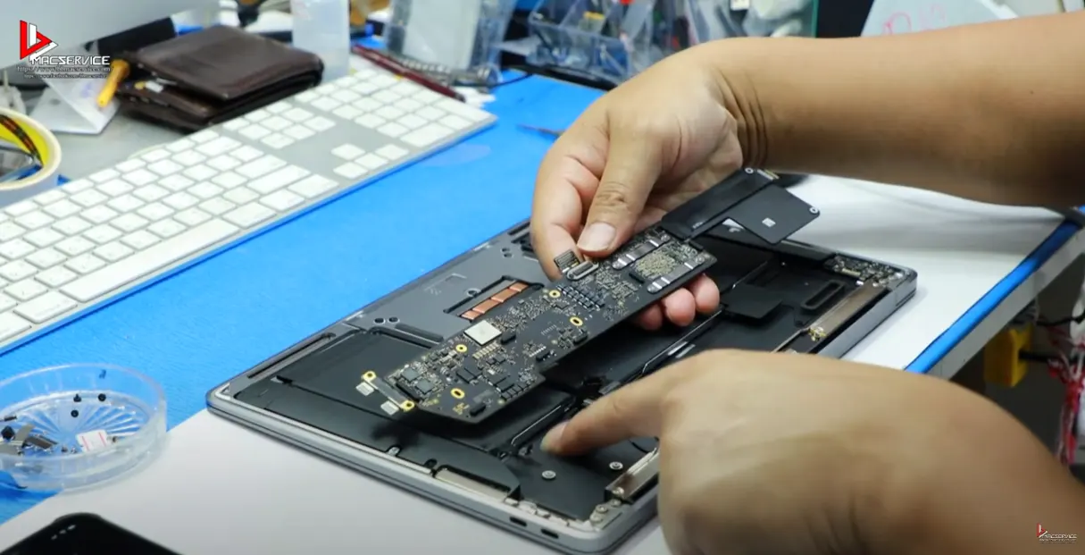 Macbook Air 13" A2337 เปิดไม่ติด ชาร์จไม่เข้า