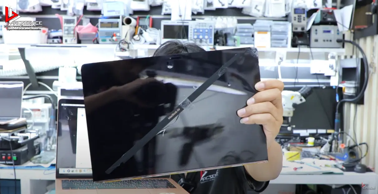 MacBook Air 13 นิ้ว ปี 2018 จอแตก จอลาย