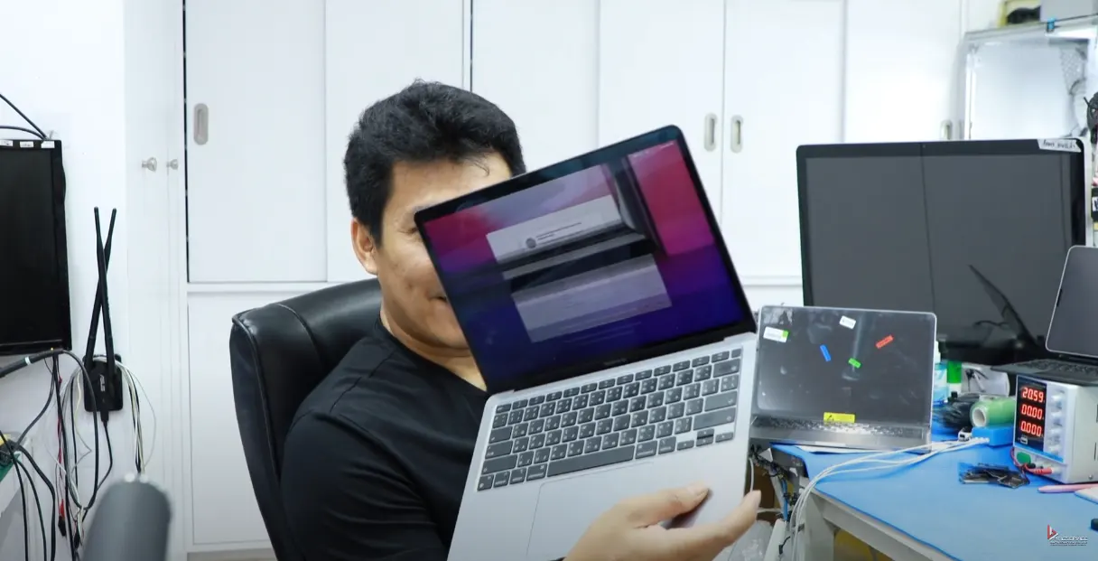 MacBook Air M1 A2337 จอแตก จอสีเพี้ยน