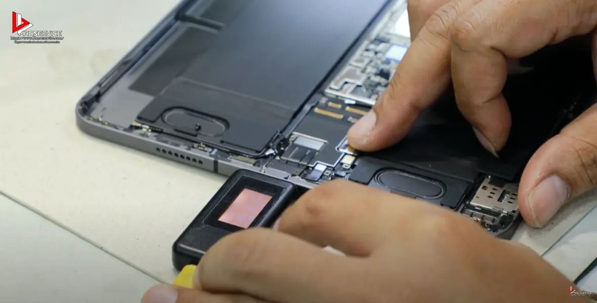 iPad Pro 2018 A2495 เปิดไม่ติด เครื่องโดนน้ำ