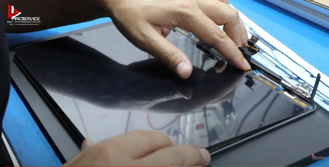 Macbook Pro 14 นิ้ว A2442 จอมืด จอลาย