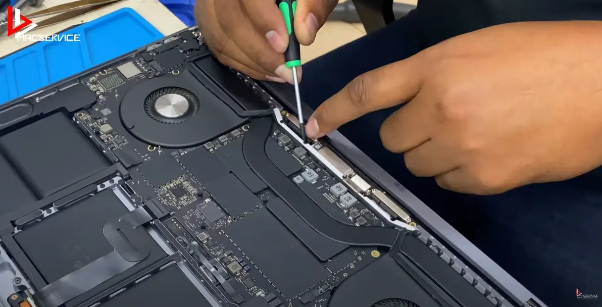 ซ่อม Macbook Pro 16" 2019 จอแตก จอลาย