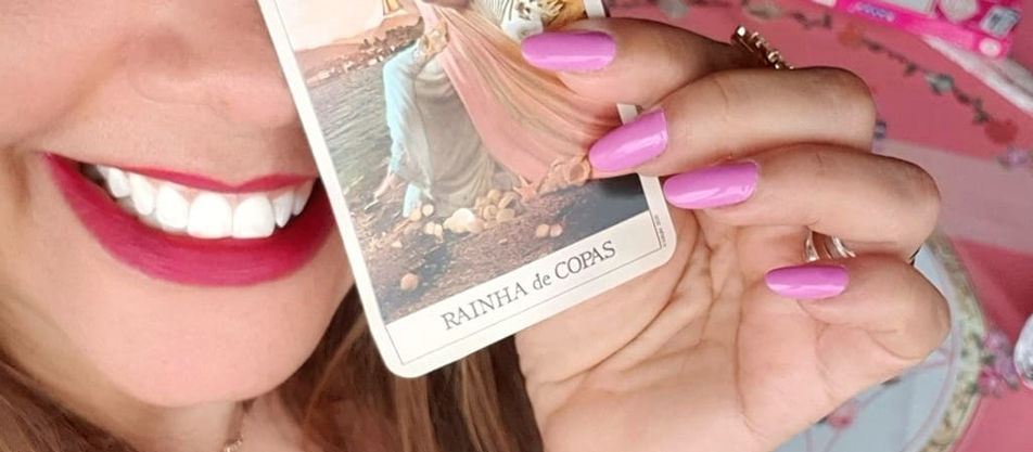 APROVEITE A ENERGIA DA RAINHA DE COPAS QUE ABRE A SEMANA