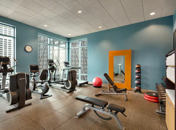 hilton-suites-chicago-magnificent-mile-fitness-center-1203733