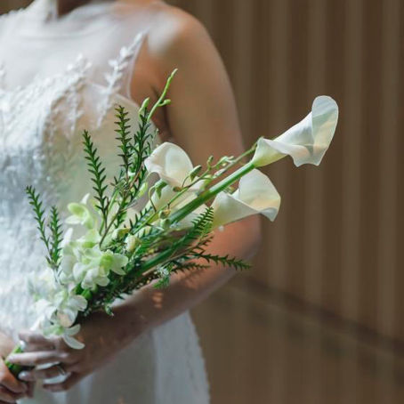 純白のカラーのブーケ