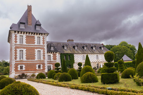 Старий французький замок із формальними садами
