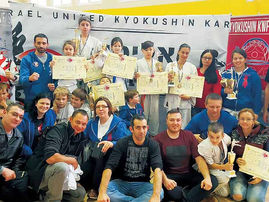 Первое место и девять кубков!
Все в школу каратэ!