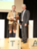 Innungsmeister Gerhard Spitzbart prämierte mit Wolfgang Ramminger das beste Meisterstück Tischler