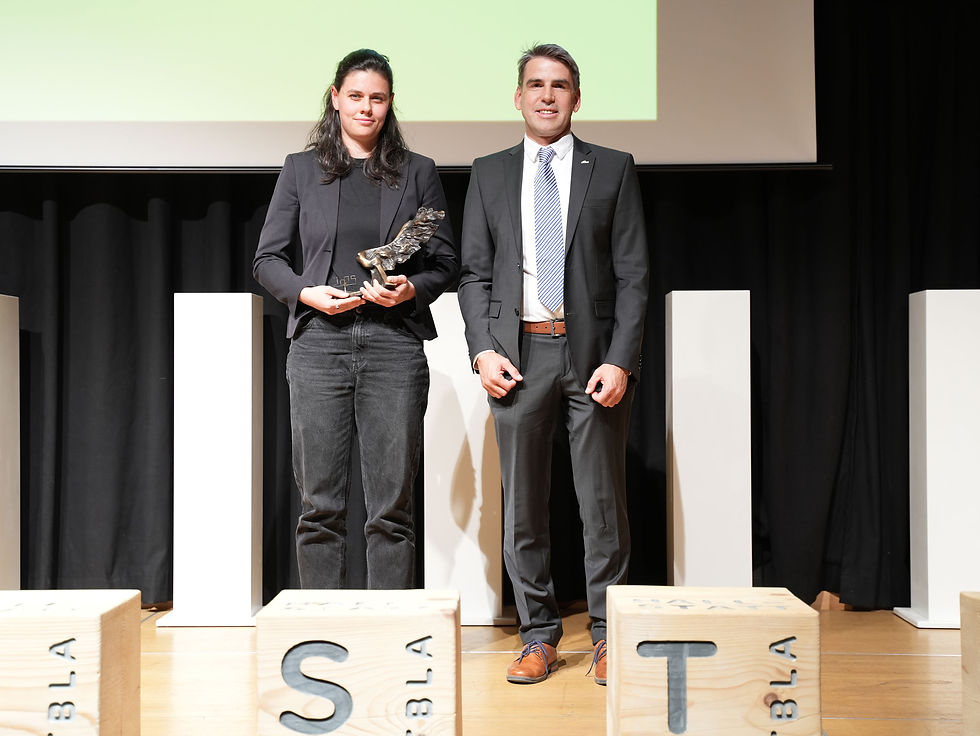 unser Elternvereinsobmann Herbert Zopf überreichte den Felix für die beste Bildhauereiarbeit and Sarah Kniewasser