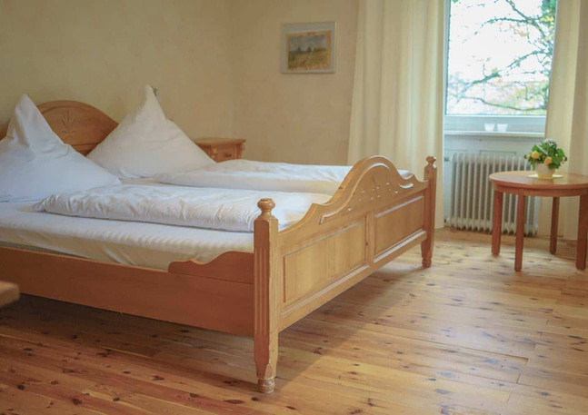Doppelzimmer Hofgut Leo | Ganzheitliche Körper Geist Balance Schweiz