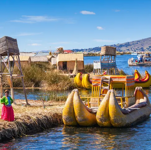 Da una vuelta en barco lago de Titicaca este 2026 con los viajes en grupo de Wakea Travel
