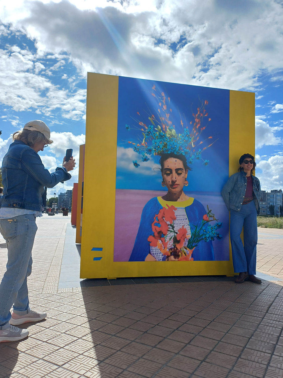 Iedereen houdt van Sanja Marušić' kleurrijk werk. Een voorbijganger kiekt de kunstenaar bij haar zelfportret.