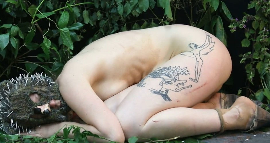 Human to hedgehog (still uit video-performance) 2024