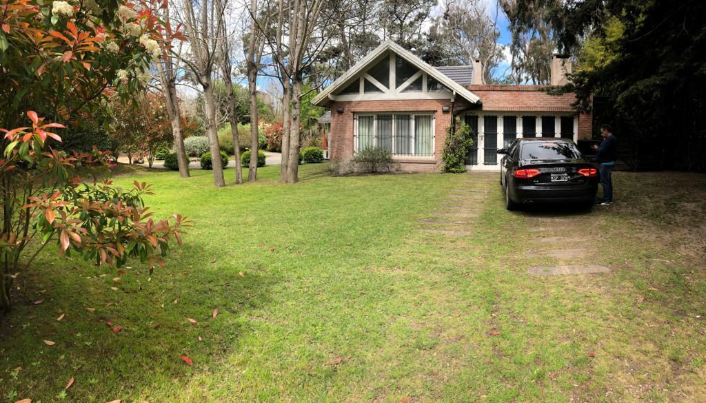 Gran Casa con pileta, excelente ubicación