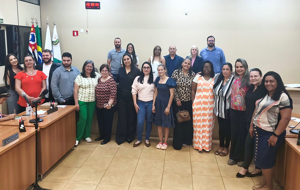 Integrantes do colegiado em foto com autoridades municipais e conselheiras tutelares