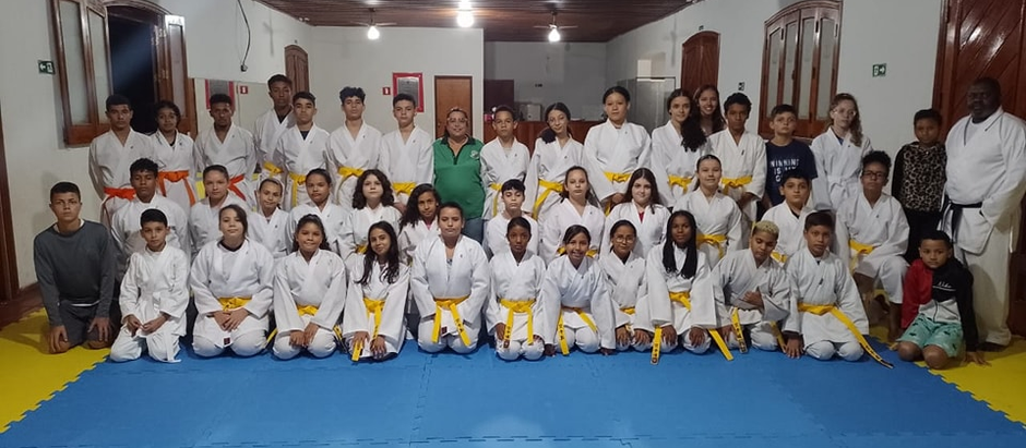 Entrega de faixas aos alunos da escola de karatê de Motuca