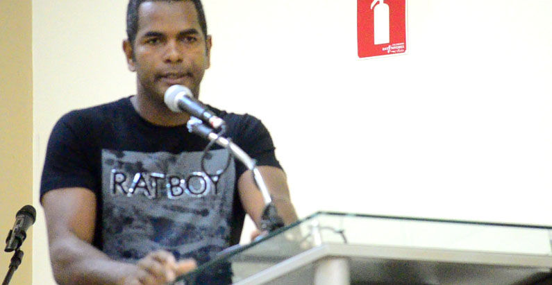 Após observar obra parada, Altair recebe informação que Creche Escola segue cronograma
