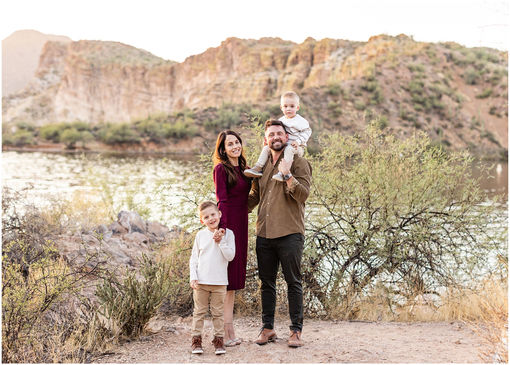 Natural Beauty: Lakeside Family Photos in Arizona 
