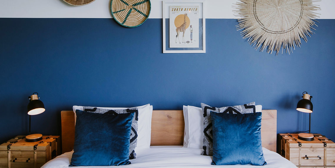Luxuriöses Schlafzimmer im afrikanisch inspirierten Stil in Camps Bay, entworfen von Susanne Brodnik von My Place in Cape Town.