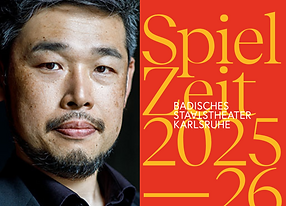 Left: soprano MARTHA EASON, white skin, green-brown eyes, blond, shoulder-long hair, red lipstick, looking to the camJapanese baritone TOMOHIRO TAKADA, man with black hair and beart, wearing a blakc shirt, looking to the camera / Right: Brochure of the State Theatre Karlsruhe for the 25/26 season, bright yellow cifers and letters on orange