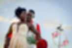 Portrait couple heureux d'être mariés avec un pélican les regardant