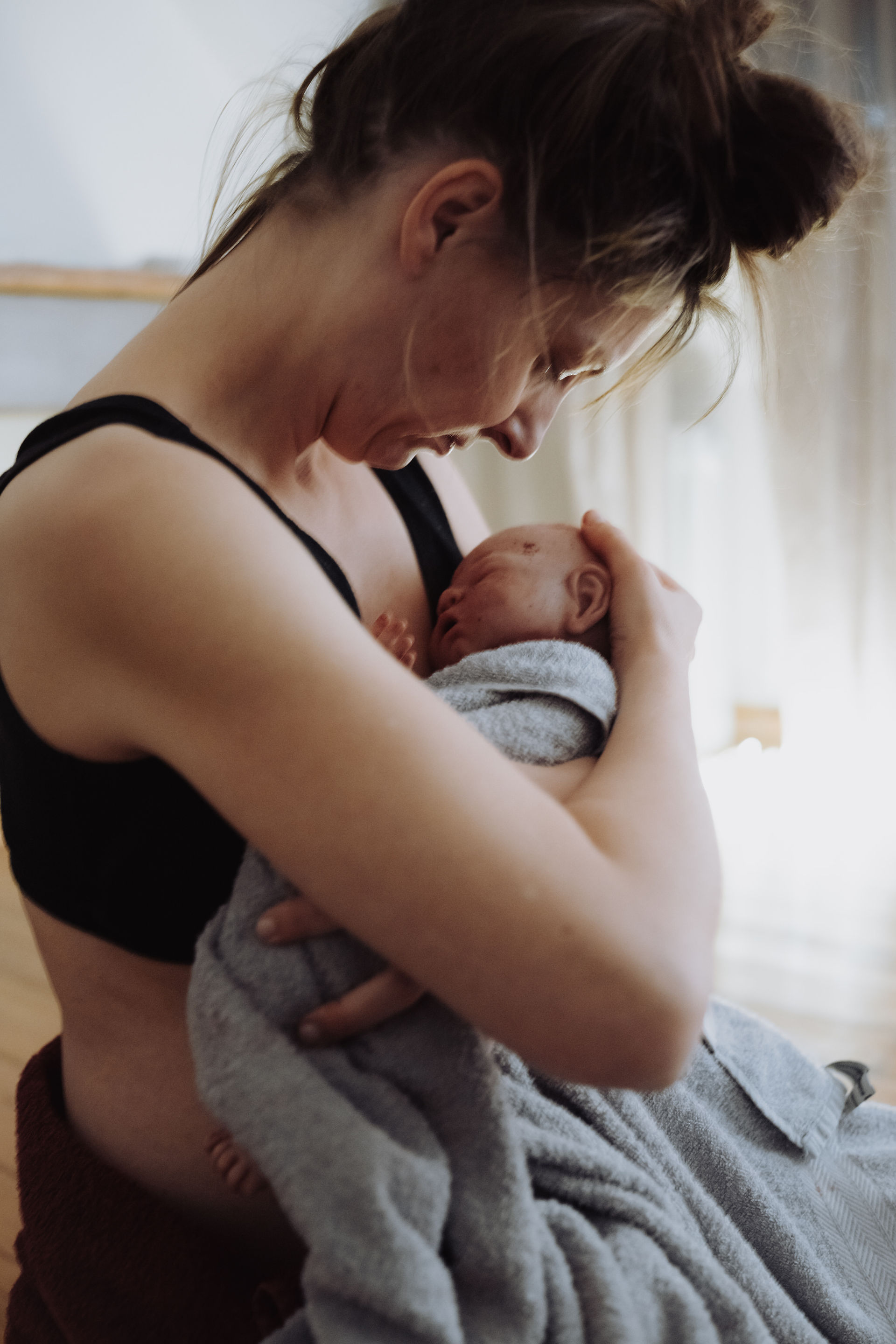 Erstes Kuscheln nach Geburt