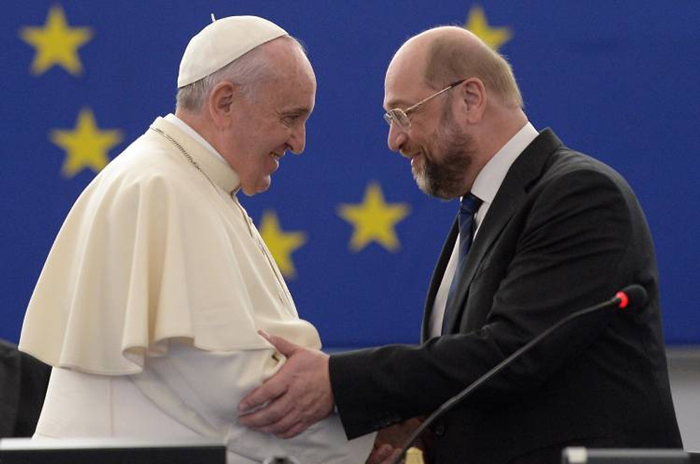 Papst Franziskus hat am Dienstag (25.11.14) das Europaparlament in Strassburg besucht und dort vor den Abgeordneten eine Rede gehalten. Er war von EU-Parlamentspraesident Martin Schulz (SPD, Foto) und dem Generalsekretaer des Europarats, Thorbjorn Jagland, eingeladen worden. Zuletzt hatte am 11. Oktober 1988 Papst Johannes Paul II. (1978-2005) vor den Europaabgeordneten in Strassburg gesprochen. (Siehe epd-Meldungen vom 25.11.14) Papst Franziskus im Europaparlament in Strassburg P-026817 Pope Francis has at Tuesday 25 11 14 the European Parliament in Strasbourg attended and there before the Members a Speech held he was from EU Parliament President Martin Schulz SPD Photo and the Generalsekretaer the Council of Europe Thorbjorn Jagland invited been last had at 11 October 1988 Pope John Paul II 1978 2005 before the MEPs in Strasbourg spoken See epd Messages of 25 11 14 Pope Francis in European Parliament in Strasbourg P 026817