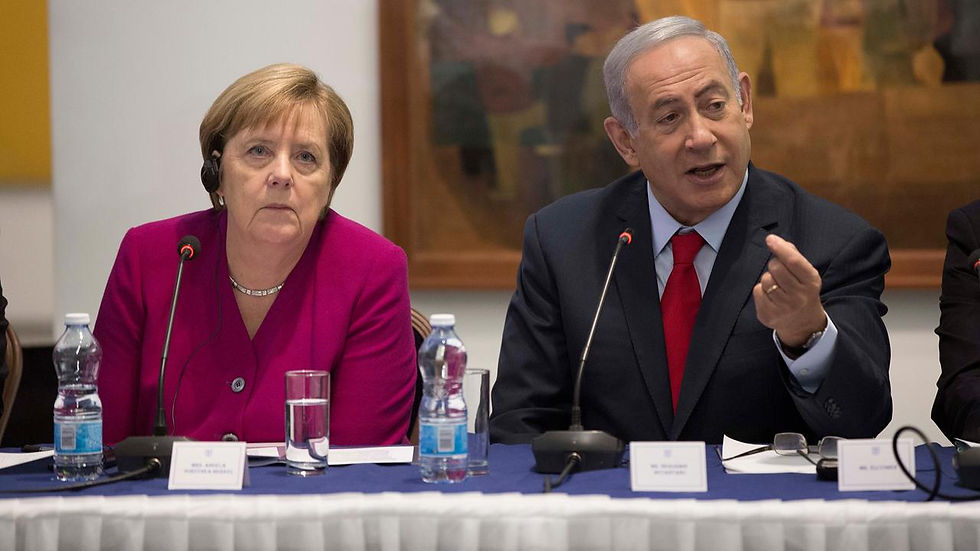 Miniature : Bundeskanzlerin Angela Merkel reist am Tag der Deutschen Einheit im roten Jäckchen nach Israel