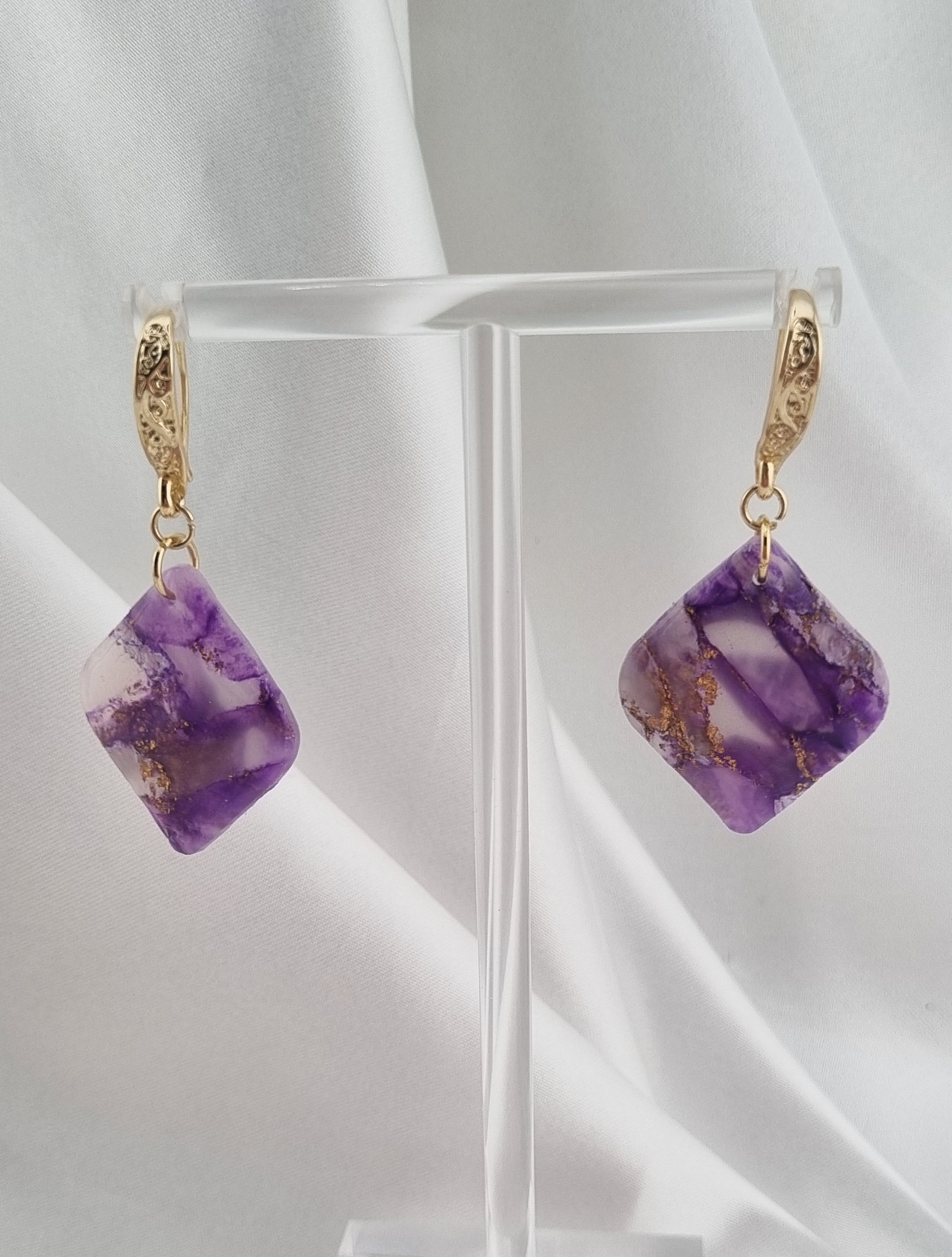 Violet marble diamond detail hook