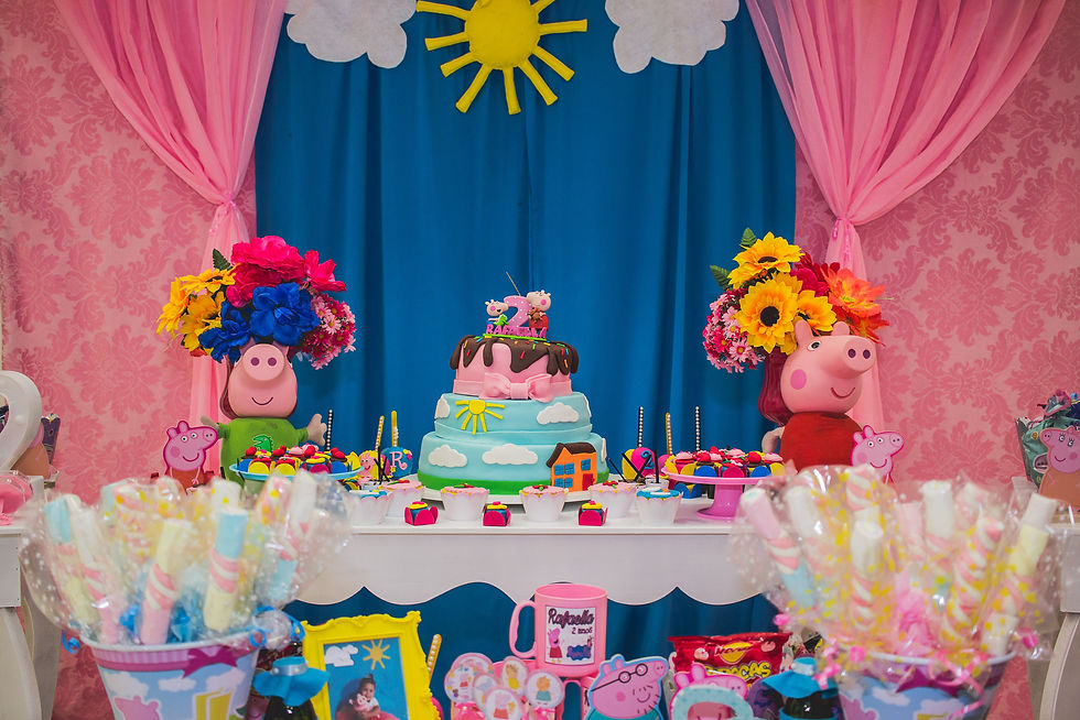 Mesa principal, recheada de docinhos e lembrancinhas, decoração por Natália Pacheco