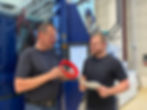 Mitarbeiter erklären einem Praktikanten den Kunststoffspritzguss bei Lechner