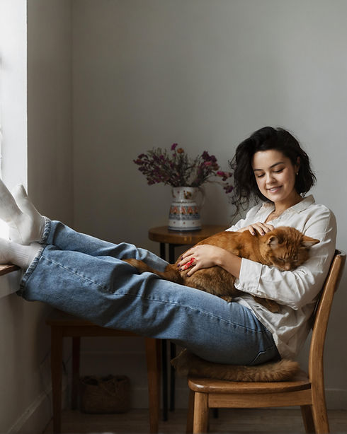 person-doing-day-day-activity-while-waring-string-finger-remember-something-important-min_