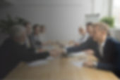 senior-inversionista-comprando-startups-joven-empresario-reunion-01.jpg