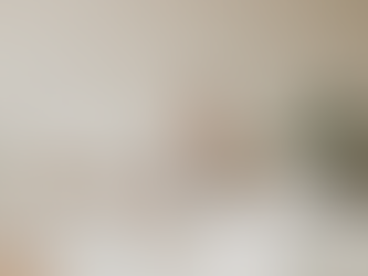 Eine Frau, die auf einem beigen Sofa sitzt und meditiert